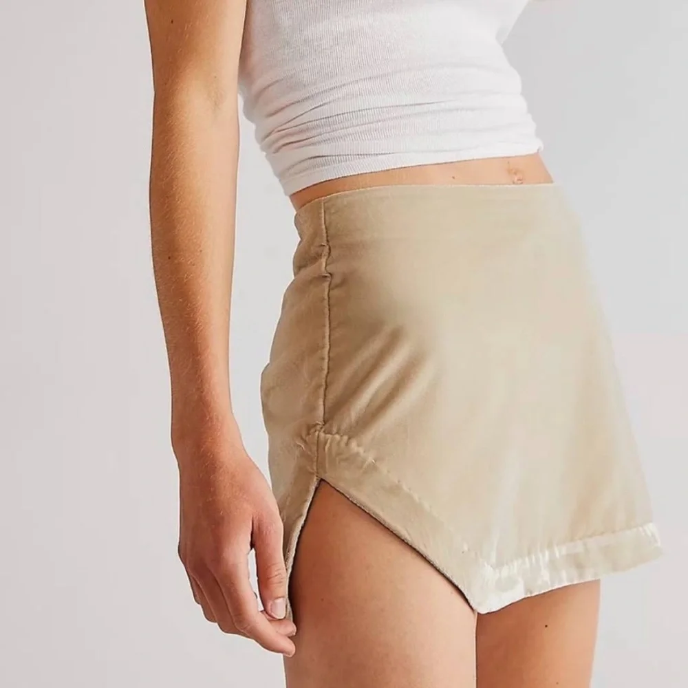 NWOT Annalise Velvet Mini Skirt by Free People in size 6